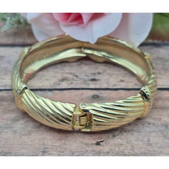 Cute Gold Tone Textured Hinged Bangle Bracelet Classic Statement MINT - Picture 5 of 8
